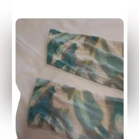 Tommy Bahama Tie Dye Floral Stretch Wrap Style  Stretch Top Size Small - Picture 9 of 9